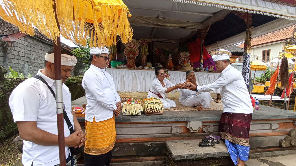 Pemerintahan Desa Pangsan Melakukan Persembahyangan Bersama Pada Piodalan di Pura Pucak Geni Jaya